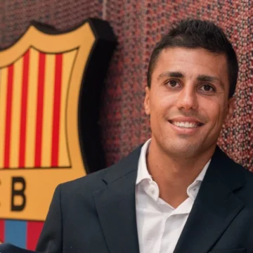 O jovem do Barcelona que interliga Rodri e Busquets
