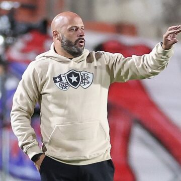 Alvo do Vasco antes da chegada de Pedro Emanuel, Franclim Carvalho é demitido do Botafogo