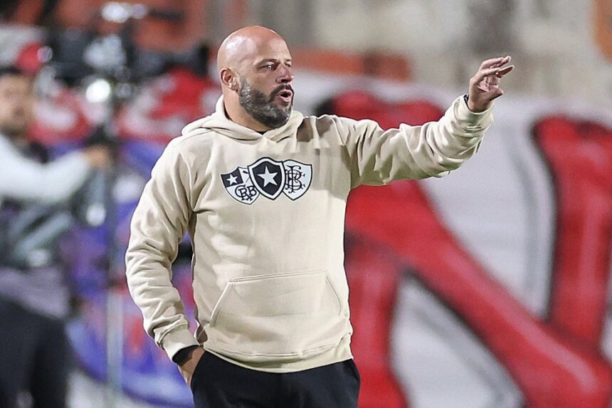 Alvo do Vasco antes da chegada de Pedro Emanuel, Franclim Carvalho é demitido do Botafogo