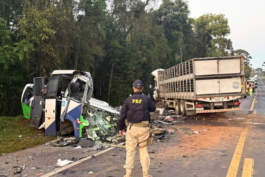 Acidente entre ônibus e carreta deixa 21 mortos no Paraná Acidente entre ônibus e carreta deixa 21 mortos no Paraná – 19/08/2026 – Cotidiano