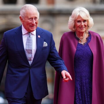 Rainha Camilla admite que foi difícil manter câncer do rei Charles III em segredo