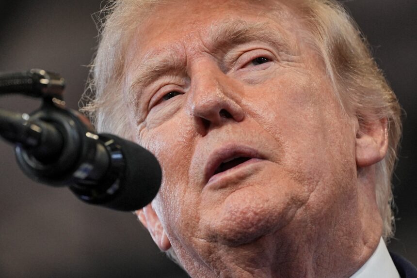 Interesses pessoais de Trump influenciam suas decisões como presidente para Interesses pessoais de Trump influenciam suas decisões como presidente para 69% dos americanos, diz pesquisa