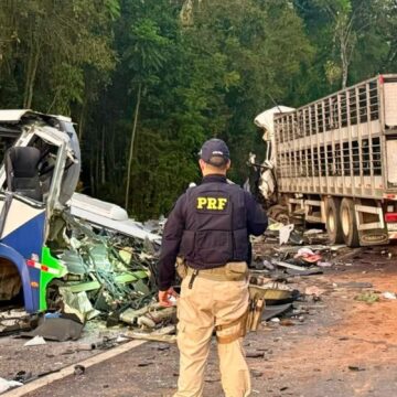 Acidente entre ônibus e caminhão mata 23 pessoas em estrada Acidente entre ônibus e caminhão mata 23 pessoas em estrada no Paraná