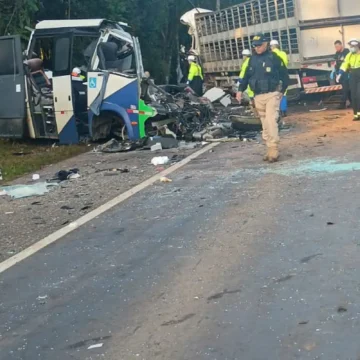 Corpos das vítimas de acidente no Paraná são retirados da pista