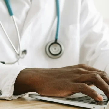 Nem com autorização dos pais: SBP alerta pediatras sobre fotos de crianças