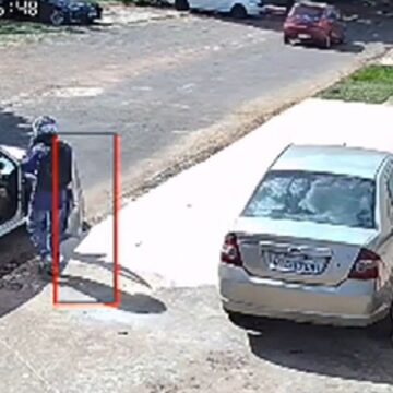 VÍDEO: entregador é rendido com arma, obrigado a deitar no chão e tem carro roubado em Campo Grande