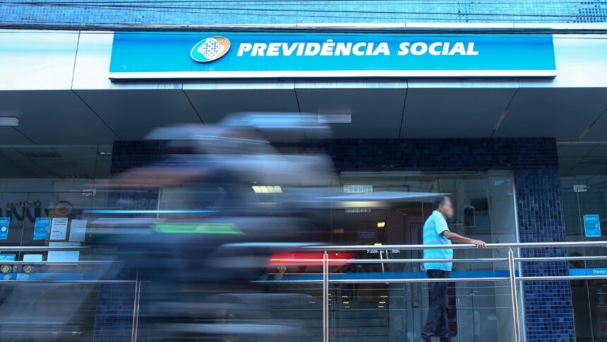 Apesar de queda na fila no INSS, pessoas relatam espera de até 8 meses por resposta a pedido de benefício