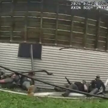Varanda despenca, e nove policiais caem durante operação nos EUA; veja VÍDEO
