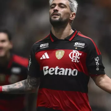 De algoz a herói: Arrascaeta marca contra o Cruzeiro e conduz Flamengo às quartas