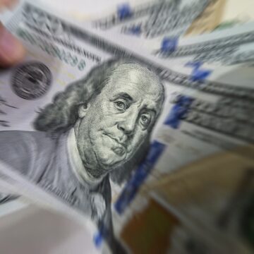 Dólar abre sessão desta quinta-feira, após anúncio do Tesouro americano e de olho no petróleo