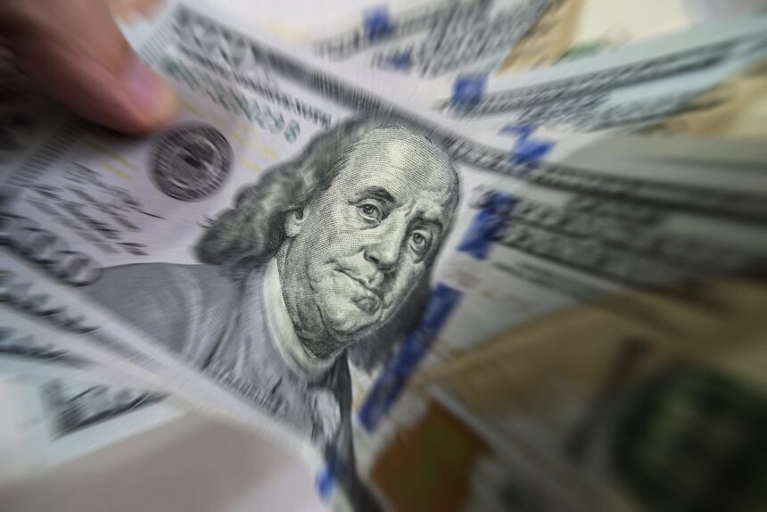 Dólar abre sessão desta quinta-feira, após anúncio do Tesouro americano Dólar abre sessão desta quinta-feira, após anúncio do Tesouro americano e de olho no petróleo