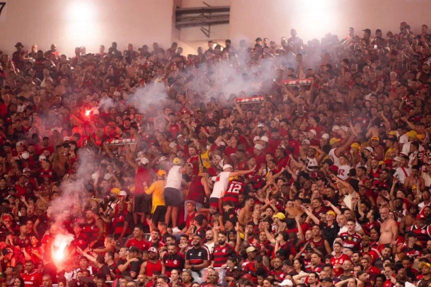 Jornalista mineiro da Globo se emociona com torcida do Flamengo