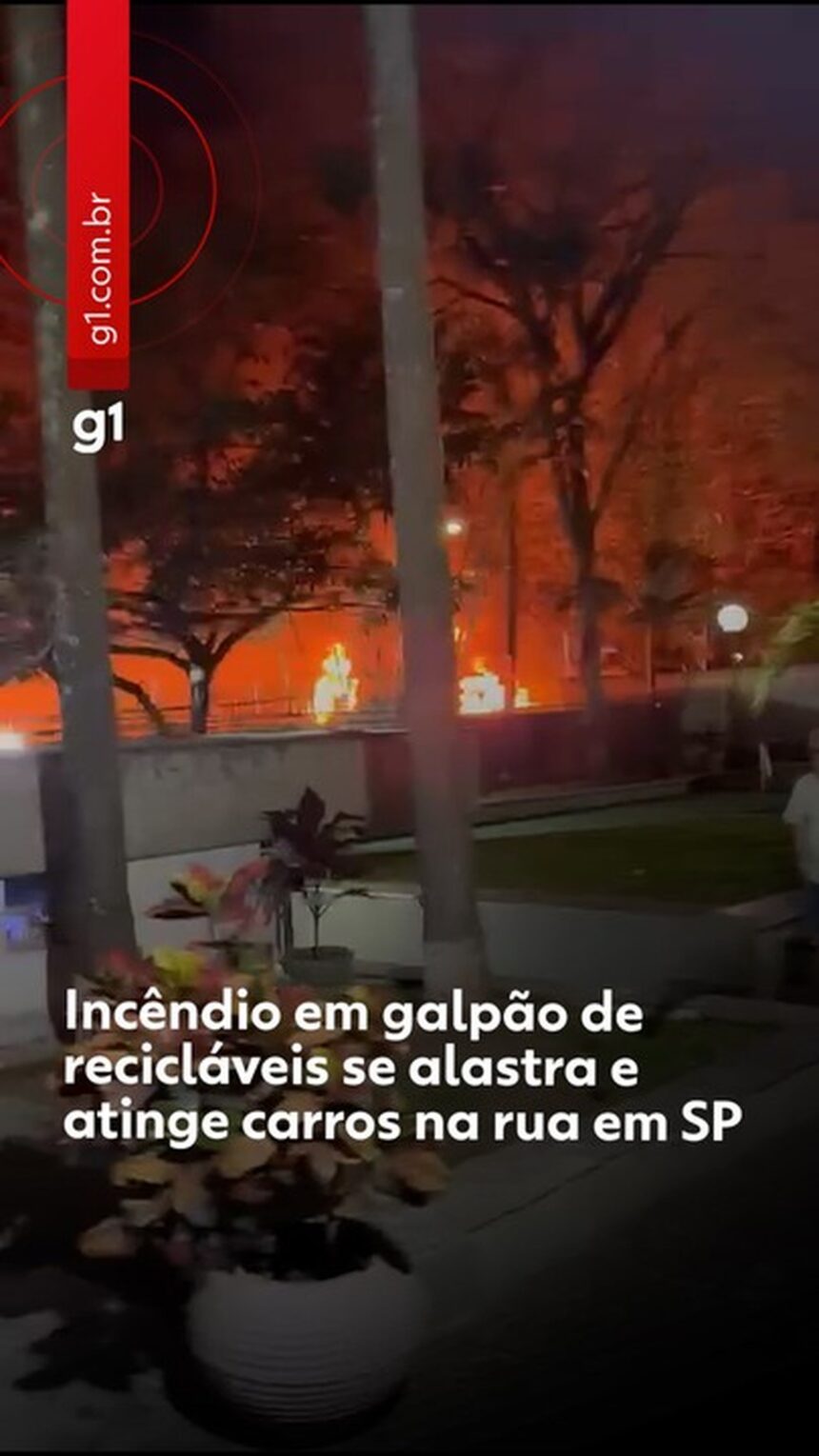 Incêndio em galpão de recicláveis se espalha e destrói carros em rua da Zona Sul de SP
