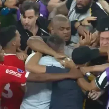 Alex Telles explica confusão com técnico rival: “Ele sabe o que falou”