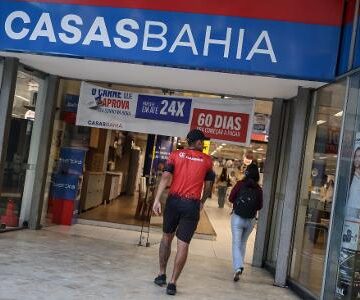 Juros altos que sufocam Casas Bahia atingem concorrência; vestuário respira
