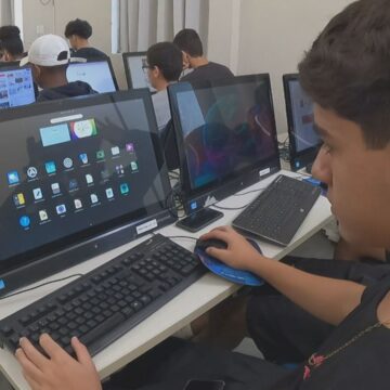 70% dos jovens trabalham e 32% conciliam emprego e estudos no Brasil, diz pesquisa