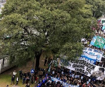 Endividamento recorde leva argentinos às ruas contra política econômica de Milei