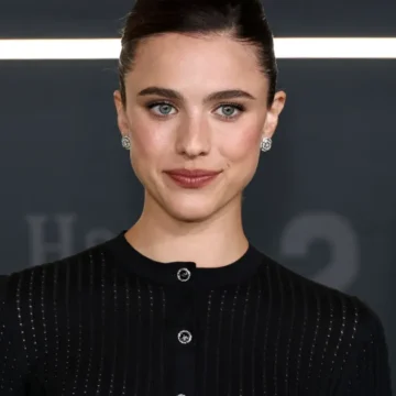 Sandália sem sola? Conheça modelo da Chanel usado por Margaret Qualley