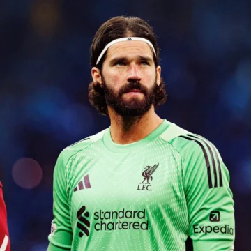 Como ‘novas regras’ podem impedir Alisson de usar a braçadeira de capitão do Liverpool