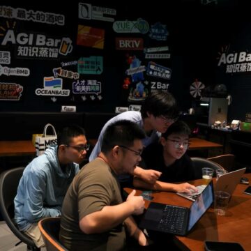 Cerveja, DeepSeek e robôs: conheça o bar que virou ponto de encontro da turma da IA na China