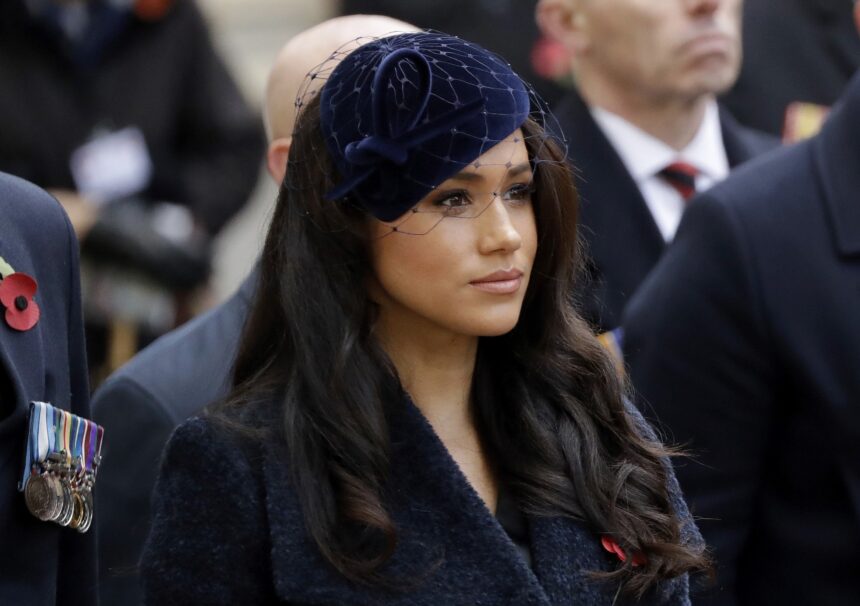Meghan Markle enfrenta retorno ao Reino Unido marcado por tensões Meghan Markle enfrenta retorno ao Reino Unido marcado por tensões do passado