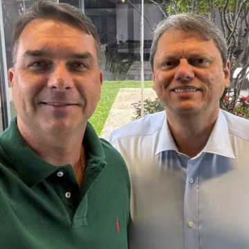 Tarcísio chama Flávio de “herdeiro” do projeto de Bolsonaro