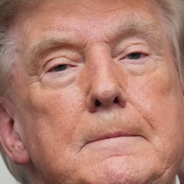 Movido por revanche pessoal, Trump embaralha ordem global ao desprezar aliados e exaltar tiranos