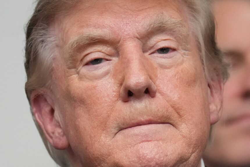 Movido por revanche pessoal, Trump embaralha ordem global ao desprezar aliados e exaltar tiranos