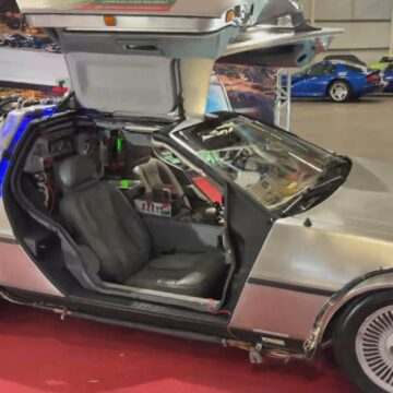 Superfuturística, réplica do DeLorean do 'De Volta para o Futuro' está entre as mais de mil relíquias em feira de veículos