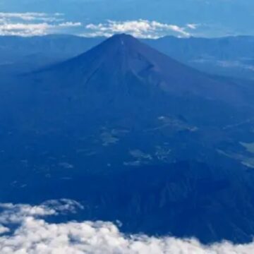 Pai deixa filho de 7 anos sozinho em caminhada no Monte Fuji