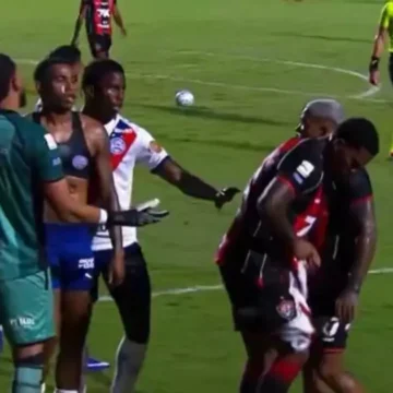 Zagueiro do Vitória perde a cabeça após gol do Bahia e rasga camisa de Jean Lucas; veja
