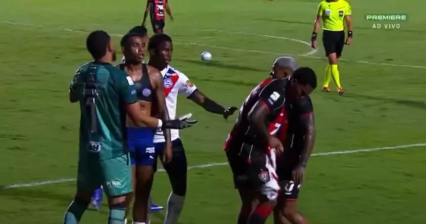 Zagueiro do Vitória perde a cabeça após gol do Bahia e rasga camisa de Jean Lucas; veja