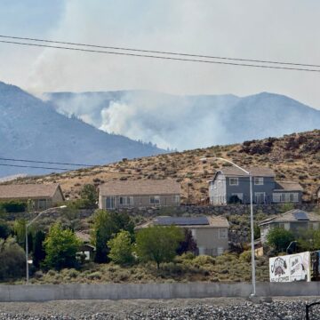 Incêndio provocado por ação humana deixa 6 feridos e ameaça 90 mil nos EUA