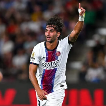 Dupla campeã mundial resolve problema pontual e tira PSG do buraco em estreia na Ligue 1