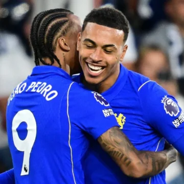 João Pedro relâmpago, boas novidades e velhos erros: Como foi a estreia de Xabi Alonso no Chelsea