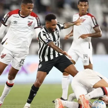 Athletico-PR aproveita "apagão", vence e aumenta a crise no Botafogo Athletico-PR aproveita “apagão”, vence e aumenta a crise no Botafogo