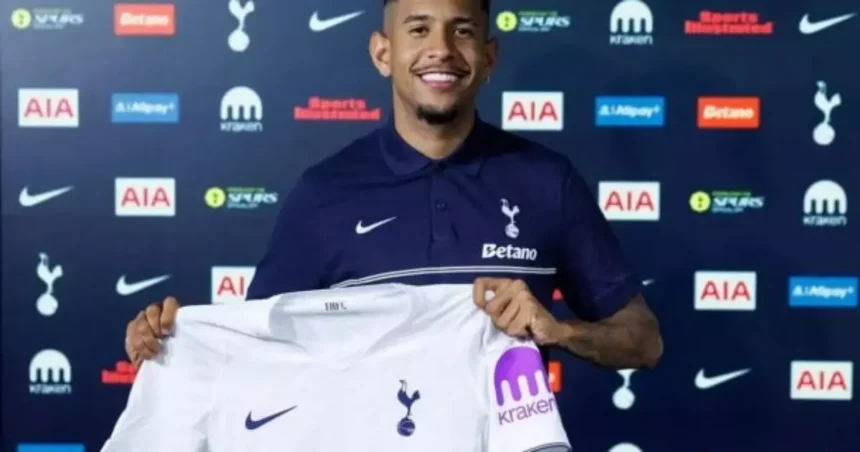 Tottenham anuncia a contratação do brasileiro Savinho