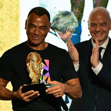 Cafu e Roberto Carlos apoiam Infantino, presidente da Fifa – 25/08/2026 – Esporte
