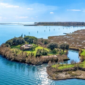 Ilha particular com forte napoleônico é colocada à venda na Itália por R$ 33 milhões; FOTOS