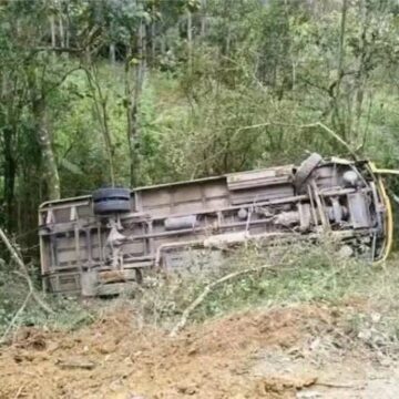 SC: Ônibus cai em ribanceira e deixa crianças feridas – 26/08/2026 – Cotidiano