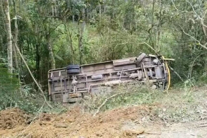 SC: Ônibus cai em ribanceira e deixa crianças feridas – 26/08/2026 – Cotidiano