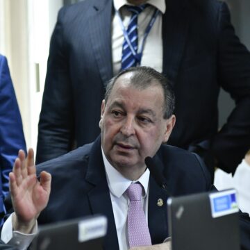 Omar Aziz vai propor transição de até um ano para fim da escala 6×1