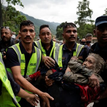 Moradores do Nepal fogem de enxurrada e tentam resgatar objetos após inundação; VÍDEO