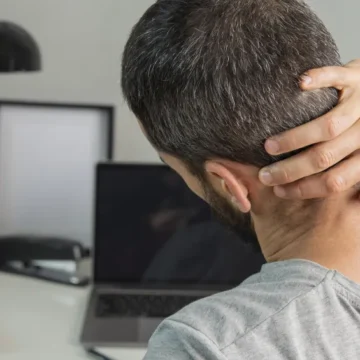 Estalar o pescoço faz mal à saúde? Entenda caso de homem com múltiplos AVCs que viralizou