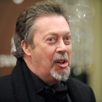 Tim Curry gravou últimas cenas de filme de terror antes de morrer; saiba detalhes