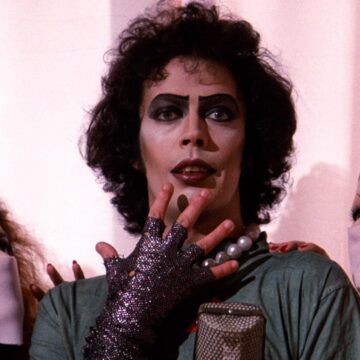 Tim Curry, de 'Rocky Horror Picture Show' e 'Esqueceram de Mim 2', morre aos 80 anos