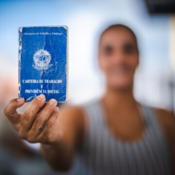 Desemprego cai para 5,3% no trimestre até julho, e número de pessoas ocupadas bate recorde histórico