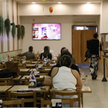Serviços ocuparam 15,9 milhões e pagaram média de 2,2 mínimos em 2024