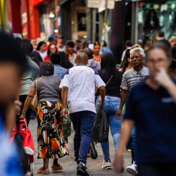Brasil tem 214,2 milhões de habitantes, diz IBGE