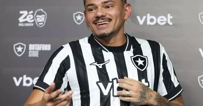 Tiquinho Soares tem contrato curto, salário baixo e dois gatilhos no Botafogo; veja